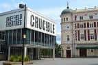 Fachada principal de los Sheffield Theatres mostrando el edificio Crucible y adyacente