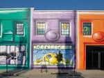 Fachada colorida de The Walls Off Washington con murales artísticos y ventanas decoradas