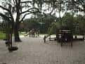 Área de juegos infantil con columpios y toboganes en Rowlett Park