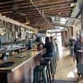 Vista del bar en Second District Brewing con clientes sentados
