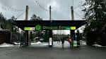 Entrada principal del Oregon Zoo con letrero verde y visitantes entrando