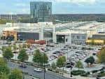 Vista aérea del centro comercial Lenox Square con estacionamiento y edificios circundantes