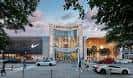 Fachada principal de Lenox Square al atardecer con iluminación cálida y entrada accesible