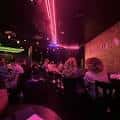 Interior del Addison Improv con público y luces de neón