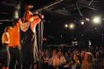 Escenario del Addison Improv con comediante en vivo