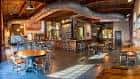 Interior del bar de Coppertail Brewing Co. con mesas y barra