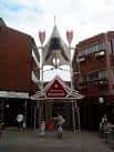 Entrada principal del Broadmarsh Shopping Centre con su distintiva estructura arquitectónica