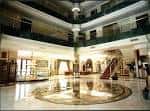 Atrio principal del hotel con escalera de mármol y diseño clásico