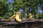 Área de juegos infantil con toboganes amarillos en Sevier Park