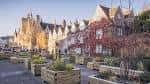 Broad Street con jardines elevados y edificios históricos al atardecer