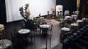 Interior del teatro con mesas redondas y butacas dispuestas para evento