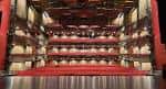 Escenario principal con cortina roja y estructura de balcones circundantes