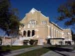 Vista exterior de la Seminole Heights United Methodist Church con su fachada neogótica y escalinata principal