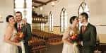 Ceremonia de boda en el interior de la iglesia, mostrando el pasillo central y las ventanas góticas