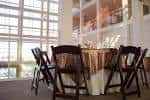 Sala de eventos interior con mesas y sillas dispuestas para recepción