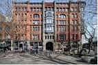 Fachada principal del edificio Mutual Life desde la calle, mostrando su arquitectura histórica