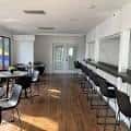Interior del espacio de trabajo compartido con mesas y sillas