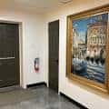 Pasillo decorado con una pintura enmarcada