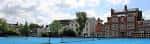 Panorámica del campus escolar mostrando el edificio principal y áreas verdes circundantes