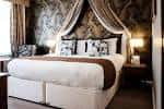 Habitación de lujo con cama canopía y decoración elegante