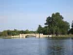 Puente sobre el lago en un día soleado