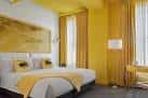 Habitación estándar con decoración amarilla y cama doble