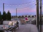 Terraza de eventos con vistas a la ciudad y luces colgantes