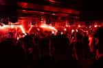 Interior del club Secret Vault en Nottingham con iluminación roja y multitud bailando
