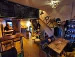 Interior acogedor del pub con barra de madera y decoración rústica
