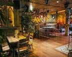 Interior acogedor con mesas y decoración rústica