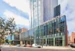Vista exterior diurna del Grand Central Hotel Belfast con fachada de cristal y estructura moderna