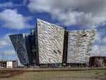 Vista exterior del Titanic Belfast con su distintiva fachada de acero bajo un cielo nublado