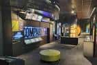 Interior del Economy Museum con exhibiciones interactivas y diseño moderno