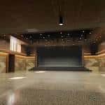 Interior del auditorio de Mandela Hall con escenario y techo acústico