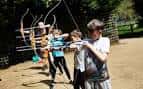 Sesión de tiro con arco al aire libre para grupos