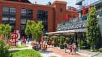 Entrada del estadio Busch Stadium en Ballpark Village con decoración temática de béisbol