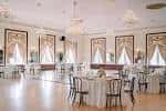 Interior elegante del salón principal listo para una celebración