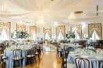 Ambiente festivo en el salón con decoración floral y mantelería azul