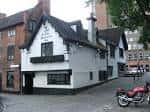 Fachada histórica de Ye Olde Salutation Inn en Nottingham con arquitectura tradicional inglesa