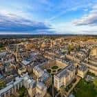 Vista aérea panorámica de Oxford destacando el complejo del castillo