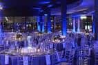 Sala de eventos decorada con iluminación azul para una celebración