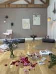 Sala de yoga con decoración minimalista y pétalos en el suelo