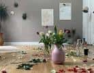 Interior del estudio Grow Yoga con flores y elementos naturales