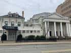 Vista exterior del Pittsburgh Playhouse con su fachada neoclásica y columnas