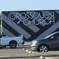 Fachada exterior del Crossover Church con señalización moderna