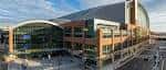 Vista exterior del Gainbridge Fieldhouse con su distintiva fachada curva y moderna
