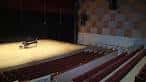 Escenario vacío con piano y asientos vacíos