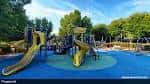 Área de juegos infantil con toboganes y estructuras coloridas en Historic Fourth Ward Park