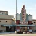 Fachada exterior del Marcus Crosswoods Cinema con letrero iluminado y entrada principal