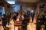 Exposición interactiva de la Revolución Americana con figuras en trajes históricos